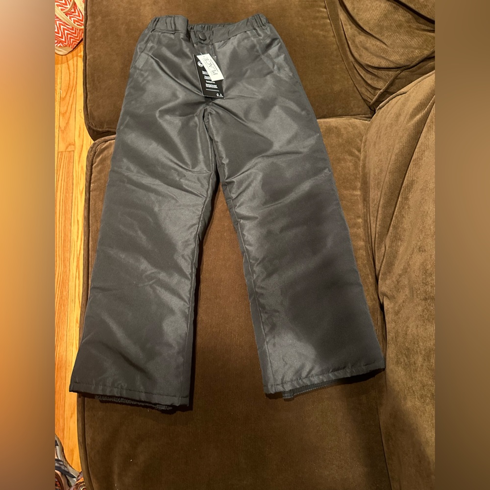 Children’s Place Black Snow Pants Boys Or Girls Sz 6X 7. Velcro pockets.